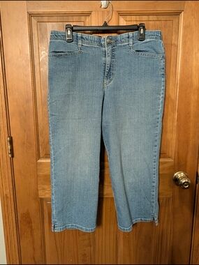 Gloria Vanderbilt Light Blue Denim Capri Pants